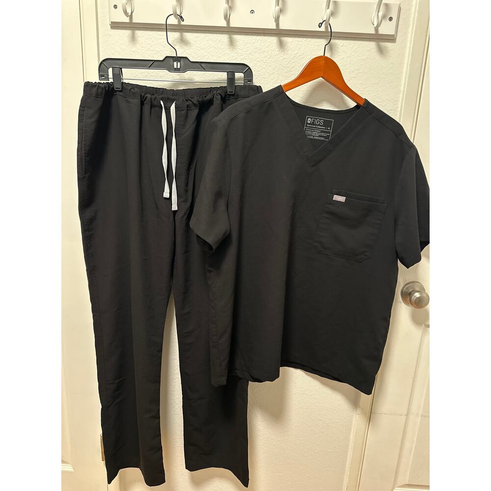 FIGS 2 Pocket V Neck Scrub Top and Pants, Black, Mens XL